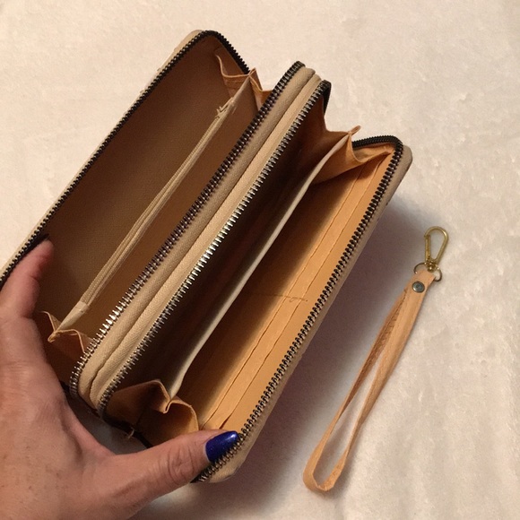 ELEPHANT WRISTLET WALLET - Picture 7 of 16